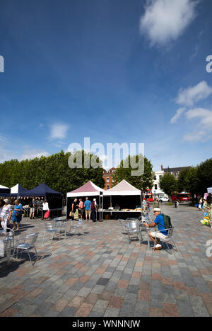 Il mercato della carta avviene ogni martedì e sabato nella storica piazza del mercato Foto Stock