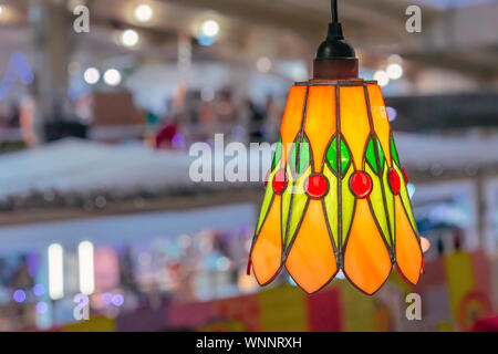 Colorate in vetro colorato lampada all'interno. Foto Stock