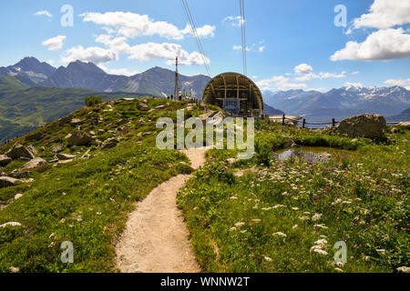 Vista la Saussurea Giardino Botanico Alpino di Skyway Monte Bianco funivia con un sentiero e un piccolo stagno in estate, Courmayeur, Aosta, Italia Foto Stock