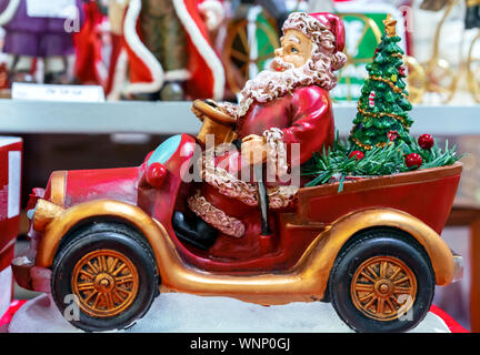 Statuetta di ceramica di Santa Claus sulla vettura. Foto Stock