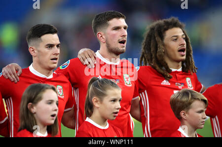 Il Galles Tom Lawrence, Chris Mepham e Ethan Ampadu durante UEFA EURO 2020 qualifica, gruppo e corrispondono al Cardiff City Stadium di Cardiff. Foto Stock