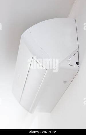 Il condizionatore d'aria montato sul muro bianco Foto Stock