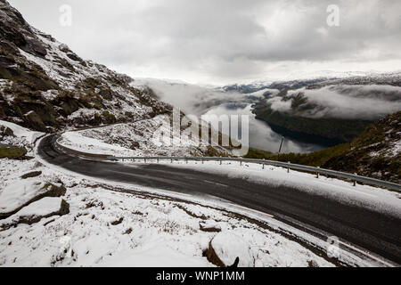 Strada di montagna vicino a Røldal in Norvegia Foto Stock