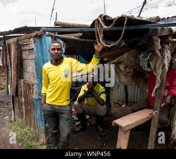 KIBERA, KENYA-Novembre 5, 2015: Uomini non identificati vivono in una casa di fortuna di Kibera, Kenya. Kibera è il più grande baraccopoli urbane in Africa. Foto Stock