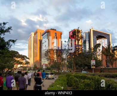 NAIROBI, KENYA-Novembre 8, 2015: Unidentified pedoni a piedi attraverso la zona centrale di Nairobi distretto centrale. Foto Stock