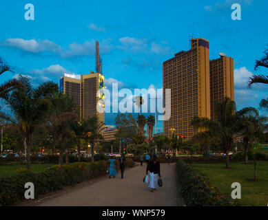 NAIROBI, KENYA-Novembre 8, 2015: Unidentified pedoni a piedi attraverso il parco centrale di Nairobi distretto centrale. Foto Stock