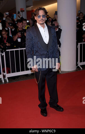 Venezia, Italia. 06 Sep, 2019. 76° Festival del Cinema di Venezia 2019, tappeto rosso film 'L'attesa per i barbari'. Nella foto: Johnny Depp Credit: Indipendente Agenzia fotografica/Alamy Live News Foto Stock