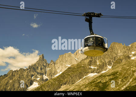 Una cabina del Skyway Monte Bianco funivia portando i turisti a Punta Helbronner picco 3462] (m) nel massiccio del Monte Bianco in estate, Courmayeur, Italia Foto Stock