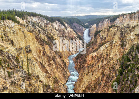 Le cascate Inferiori e il Grand Canyon di Yellowstone da Artist Point. Il canyon è di 20 miglia lungo più di mille piedi profondo e fino a 4 mila metri di larghezza. Foto Stock