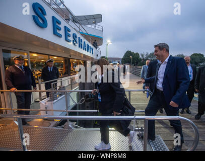 06 settembre 2019, il Land della Baviera, Weßling: Markus Söder (secondo da destra), il Primo Ministro della Baviera, è di salire a bordo del Seeshaupt prima della spedizione sul Lago di Starnberg come parte della CSU riunione consiglio di amministrazione. La CSU esecutivo detiene una due giorni di ritiro. Alla fine della riunione presso il lago di Starnberg, la nuova "strategia sul clima" per essere adottato, con cui la CSU intende inserire la fase decisiva della coalizione le discussioni su una maggiore protezione del clima pacchetto. Foto: Lino Mirgeler/dpa Foto Stock