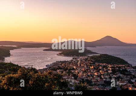 Vista panoramica del croatian isola di Lussino nel golfo di Quarnero al tramonto Foto Stock