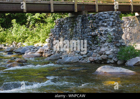 Un ponte pedonale, che attraversa Franconia Brook, lungo il Lincoln Woods Trail a Lincoln, New Hampshire. Foto Stock