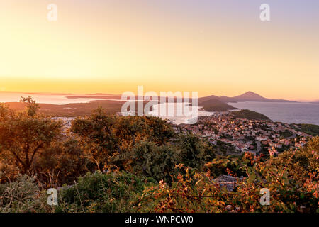 Vista panoramica del croatian isola di Lussino nel golfo di Quarnero al tramonto Foto Stock