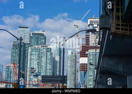 Toronto è in crescita. Sono in corso lavori di costruzione dappertutto in città e sembra che i nuovi edifici mostrano ogni giorno. Foto Stock