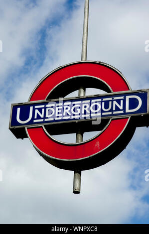 La metropolitana di Londra simbolo per trasporti e viaggi a Londra il sistema del tubo Foto Stock