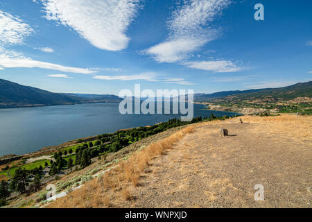 Magnifica vista sul lago Okanagan e valle con bizzarre nuvole nel cielo Foto Stock