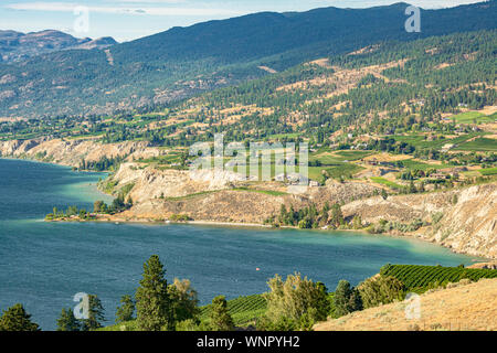 Magnifica vista sul lago Okanagan ingresso con aziende agricole sulla riva Foto Stock