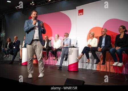 06 settembre 2019, Bassa Sassonia, Hannover: Lars Klingbeil, segretario generale del DOCUP, parla al DOCUP Conferenza regionale. Il nuovo DOCUP sarà una leadership determinata durante un membro il sondaggio nel mese di ottobre. Il risultato dovrebbe essere noto il 26 ottobre. Foto: Sina Schuldt/dpa Foto Stock