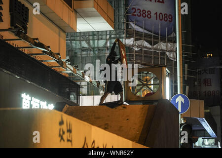 Kowloon, Hong Kong. 6 Sep, 2019. I dimostranti si rompe alla metropolitana segno a Yau Ma Tei Stazione della Metropolitana venerdì 6 settembre 2019 in Mong Kok città di Kowloon, Hong Kong.Migliaia di manifestanti radunati fuori di Mong Kok stazione di polizia e intorno a tale area per protestare contro la violenza della polizia contro i cittadini di Hong Kong.manifestanti spostato Nathan Rd al sud, distruggendo le telecamere di sorveglianza, cartelli stradali, costruire barricate con pannelli in legno e garbages quindi impostare sul fuoco come si muovono su.9/6/2019.Kowloon, Hong Kong. Credito: ZUMA Press, Inc./Alamy Live News Foto Stock