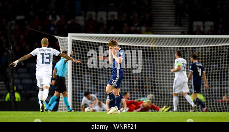 Scozia James Forrest appare sconsolato dopo la Scozia Stephen O'Donnell punteggi un proprio obiettivo durante UEFA EURO 2020 qualifica, gruppo I corrisponde all'Hampden Park, Glasgow. Foto Stock