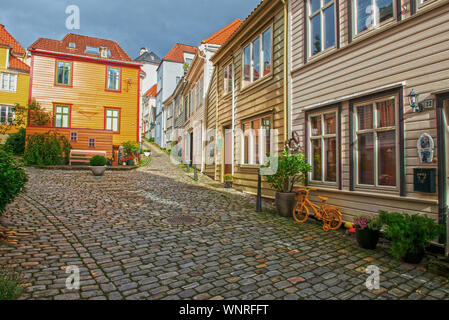 Le case in legno nel quartiere di Nordnes, Bergen, Norvegia. Foto Stock