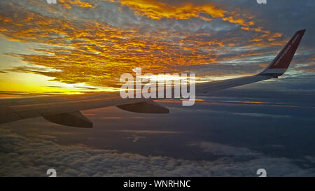 Vista tramonto dalla finestra di aereo. Foto Stock