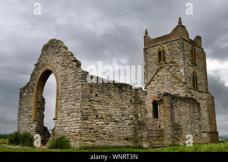 Le rovine della chiesa di San Michele sulla sommità del Burrow Mump Burrowbridge in Inghilterra sotto il cielo nuvoloso Foto Stock