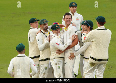 MANCHESTER, Inghilterra. 06 SETTEMBRE 2019: Josh Hazlewood di Australia celebra tenendo il paletto di Jason Roy di Inghilterra durante il giorno e tre la quarta Specsavers Ceneri Test Match, a Old Trafford Cricket Ground, Manchester, Inghilterra. Foto Stock