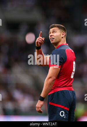 Newcastle, Regno Unito. 06 Sep, 2019. 6 settembre 2019; St James Park, Newcastle, Tyne and Wear, Inghilterra; Internazionale di Rugby, tra Inghilterra e Italia; Ben Youngs in Inghilterra è congratulato con punti per lo schermo del televisore dopo egli punteggi a provare in 44th minuto per renderlo 14-0 - solo uso editoriale. Credit: Azione Plus immagini di sport/Alamy Live News Foto Stock