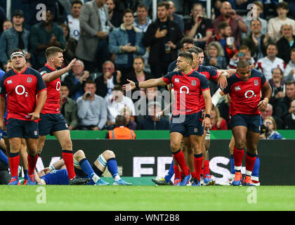 Newcastle, Regno Unito. 06 Sep, 2019. 6 settembre 2019; St James Park, Newcastle, Tyne and Wear, Inghilterra; Internazionale di Rugby, tra Inghilterra e Italia; Ben Youngs in Inghilterra è congratulato da Owen Farrell di Inghilterra dopo egli punteggi a provare in 44th minuto per renderlo 14-0 - solo uso editoriale. Credit: Azione Plus immagini di sport/Alamy Live News Foto Stock