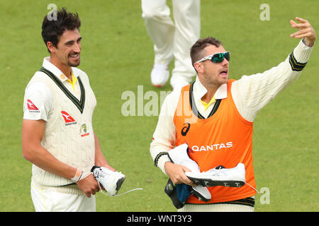 MANCHESTER, Inghilterra. 06 SETTEMBRE 2019: Starc Mitchell di Australia chiama per sostituzione scarpe da bowling durante il giorno e tre la quarta Specsavers Ceneri Test Match, a Old Trafford Cricket Ground, Manchester, Inghilterra. Foto Stock