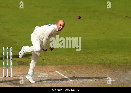 MANCHESTER, Inghilterra. 06 SETTEMBRE 2019: Nathan Lyon di Australia bowling durante il giorno e tre la quarta Specsavers Ceneri Test Match, a Old Trafford Cricket Ground, Manchester, Inghilterra. Foto Stock