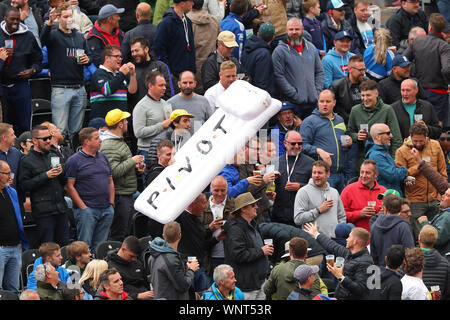 MANCHESTER, Inghilterra. 06 SETTEMBRE 2019: ventole buttare un letto gonfiabile in stand durante il giorno e tre la quarta Specsavers Ceneri Test Match, a Old Trafford Cricket Ground, Manchester, Inghilterra. Foto Stock