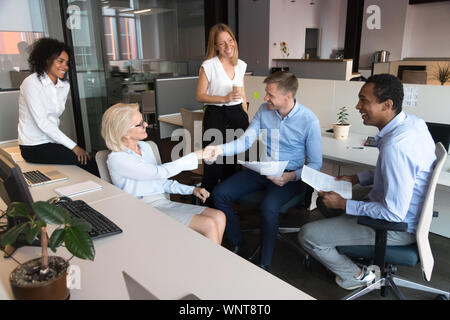 Sorridente handshake dipendenti introduzione alla riunione informale Foto Stock