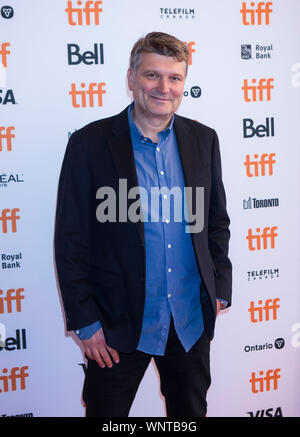 Toronto, Canada. 6 Sep, 2019. Regista Peter Cattaneo pone per le foto prima della premiere mondiale del film "militare mogli' a Elgin Theatre durante il 2019 Toronto International Film Festival (TIFF) a Toronto in Canada il 7 settembre 6, 2019. Credito: Zou Zheng/Xinhua Foto Stock