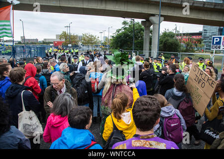 Londra, Regno Unito. Il 6 settembre, 2019. Gli attivisti del clima il blocco di uno dei due principali vie di accesso a Londra ExCel durante l'arresto bracci Fair proteste al quinto giorno di una settimana di carnevale di resistenza contro DSEI, la più grande fiera di armi. La strada è rimasta bloccata per diverse ore. Il quinto giorno di proteste ha avuto come tema come fermare i bracci Fiera: fermare il cambiamento climatico al fine di evidenziare i collegamenti tra il combustibile fossile e di industrie di armamenti. Credito: Mark Kerrison/Alamy Live News Foto Stock