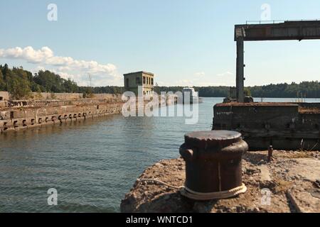 Hara, Estonia - 9 Giugno 2019: abbandonati sottomarini sovietici base di riparazione a Hara Harbour, costa nord dell Estonia, il Mar Baltico in estate Foto Stock