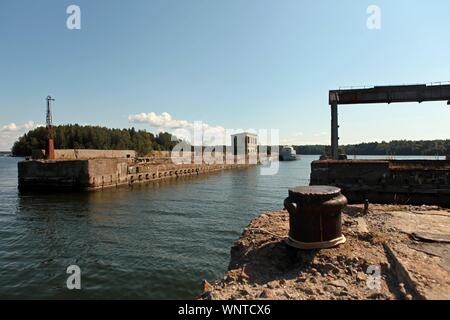 Hara, Estonia - 9 Giugno 2019: abbandonati sottomarini sovietici base di riparazione a Hara Harbour, costa nord dell Estonia, il Mar Baltico in estate Foto Stock