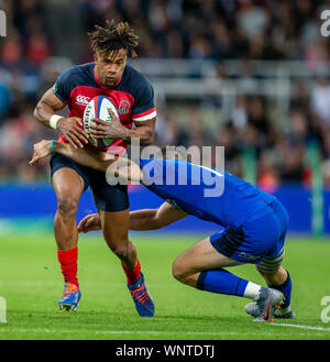 Newcastle, Regno Unito. 06 Sep, 2019. 6 settembre 2019; St James Park, Newcastle, Tyne and Wear, Inghilterra; Internazionale di Rugby, tra Inghilterra e Italia; Anthony Watson di Inghilterra è affrontato - solo uso editoriale. Credit: Azione Plus immagini di sport/Alamy Live News Foto Stock