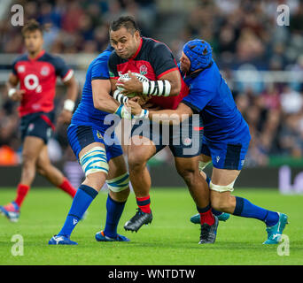 Newcastle, Regno Unito. 06 Sep, 2019. 6 settembre 2019; St James Park, Newcastle, Tyne and Wear, Inghilterra; Internazionale di Rugby, tra Inghilterra e Italia; Billy Vunipola dell'Inghilterra è affrontato - solo uso editoriale. Credit: Azione Plus immagini di sport/Alamy Live News Foto Stock