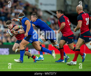 Newcastle, Regno Unito. 06 Sep, 2019. 6 settembre 2019; St James Park, Newcastle, Tyne and Wear, Inghilterra; Internazionale di Rugby, tra Inghilterra e Italia; Tom Curry di Inghilterra è affrontato - solo uso editoriale. Credit: Azione Plus immagini di sport/Alamy Live News Foto Stock