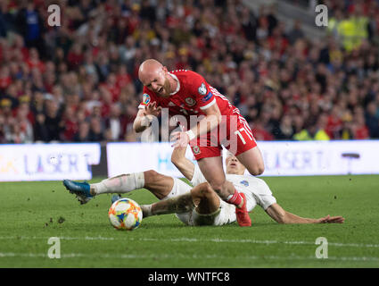 Cardiff, Regno Unito. 6 settembre 2019. il qualificatore a Cardiff City Stadium. Jonny Williams del Galles è portato verso il basso da Anton Krivotsyuk di Azerbaigian nella seconda metà. Solo uso editoriale Credito: Phil Rees/Alamy Live News Foto Stock