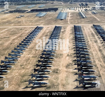 Questa fotografia aerea mostra alcuni dei più di 4.400 U.S. aerei militari smantellate in Tucson, Arizona, all'Davis-Monthan Air Force Base, casa di aeromobili più grandi dello storage e facilità di conservazione in tutto il mondo. Il cimitero è stato stabilito dopo la II Guerra Mondiale e trattiene le generazioni di aeromobile usato una volta da parte del governo degli STATI UNITI Air Force, Marina, Marine Corps, Coast Guard, della NASA e di altre agenzie governative. Il sito del deserto è stato scelto a causa della zona del basso livello di umidità e scarse precipitazioni e di elevata altitudine che consente al velivolo di essere naturalmente conservati per la cannibalizzazione o eventuale riutilizzo successivo. Foto Stock