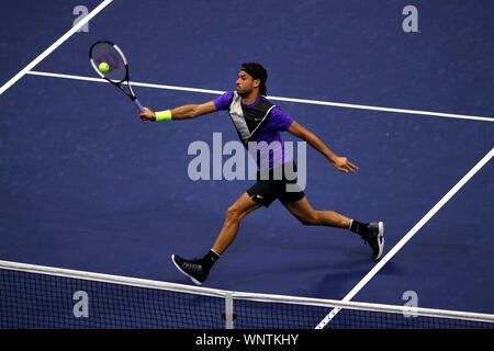 New York, Stati Uniti. 06 Sep, 2019. Flushing Meadows, New York, Stati Uniti - 6 settembre, 2019. Grigor Dimitrov della Bulgaria in azione contro il russo Daniil Medvedev della Russia durante i loro semi finale corrisponde a US Open di oggi. Credito: Adam Stoltman/Alamy Live News Foto Stock