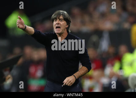 06 settembre 2019, Amburgo: Calcio: Campionato Europeo di qualificazione, Germania - Paesi Bassi, fase di gruppo, gruppo C, 5° giornata. Allenatore nazionale Joachim Löw reagisce in disparte. Foto: Christian Charisius/dpa Foto Stock