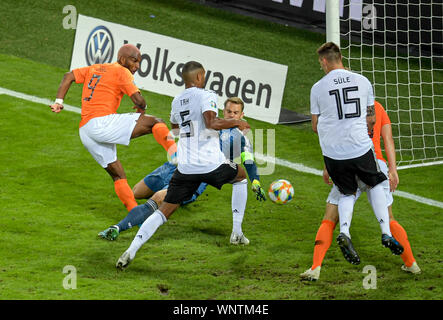 06 settembre 2019, Amburgo: Calcio: Campionato Europeo di qualificazione, Germania - Paesi Bassi, fase di gruppo, gruppo C, 5° giornata. Jonathan Tah dalla Germania i punteggi di un proprio obiettivo. Foto: Axel Heimken/dpa Foto Stock