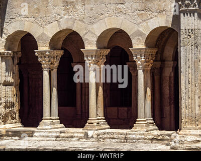 Belle arcate intorno al Chiostro di San Trophime di Arles, Francia. Foto Stock