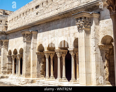 Belle arcate intorno al Chiostro di San Trophime di Arles, Francia. Foto Stock