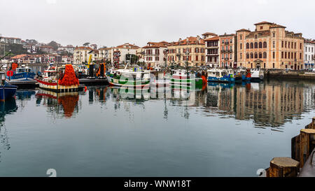 Barche da pesca ormeggiate nel porto di Saint Jean de Luz, una tipica località turistica sulla Francia meridionale della costa atlantica Foto Stock