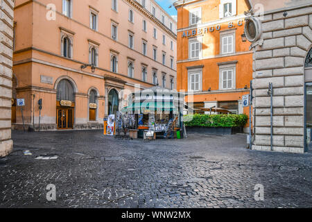 Uno dei molti giornali e carte postali station si erge nel centro storico di Roma, Italia Foto Stock